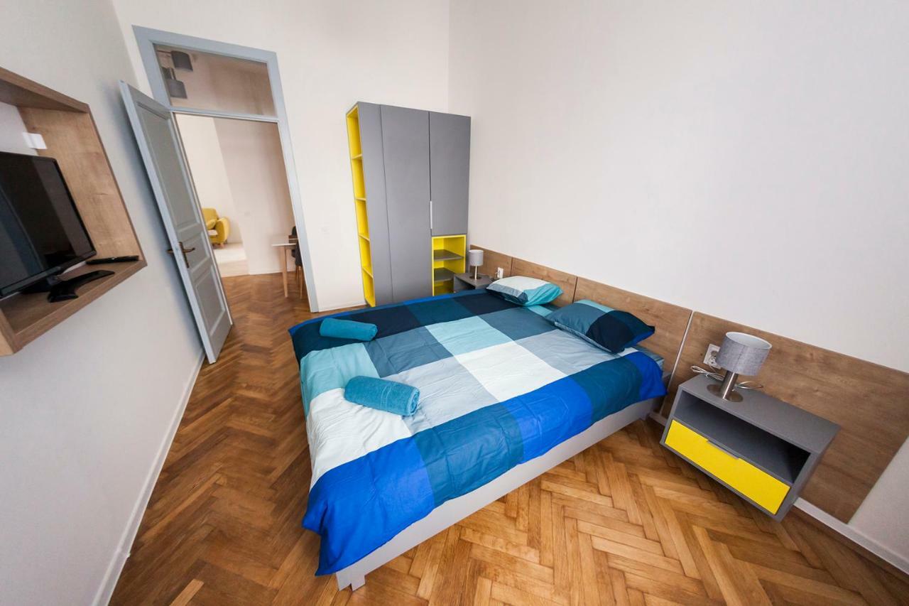 Luxury 3 *